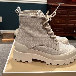 MICHEAL Micheal Kors lug sole boots